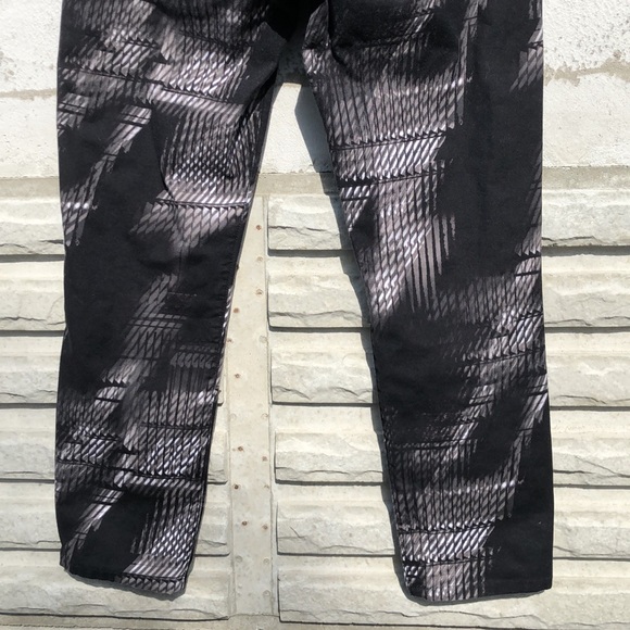 Elie Tahari Printed Ramona Jeans - Picture 11 of 12